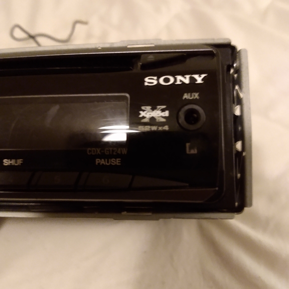 Sony CDX-GT24W Vintage CD player - Picture 2 of 7